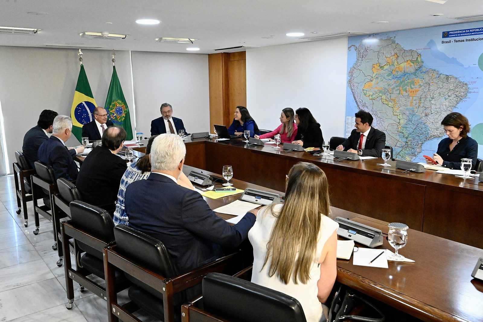 Balança comercial tem superávit de US$ 7,4 bilhões em agosto