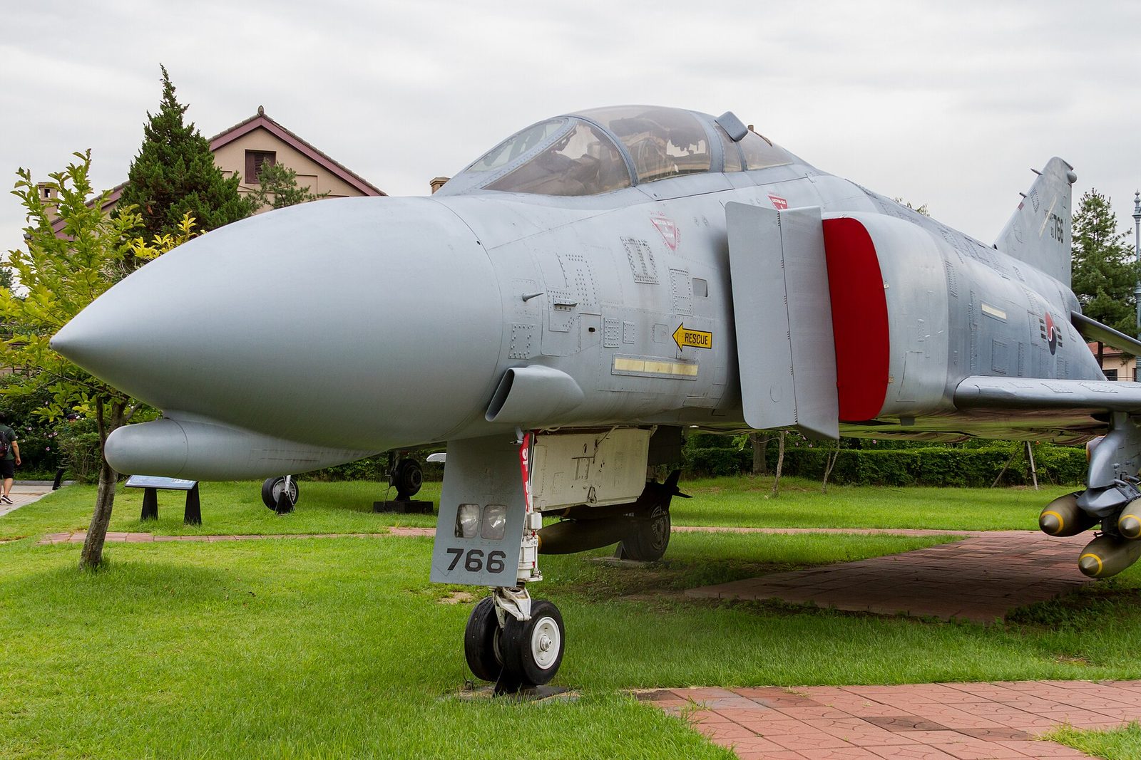 Caça F-4 Phantom da Força Aérea da Grécia cai e explode durante exibição da Athens Flying Week