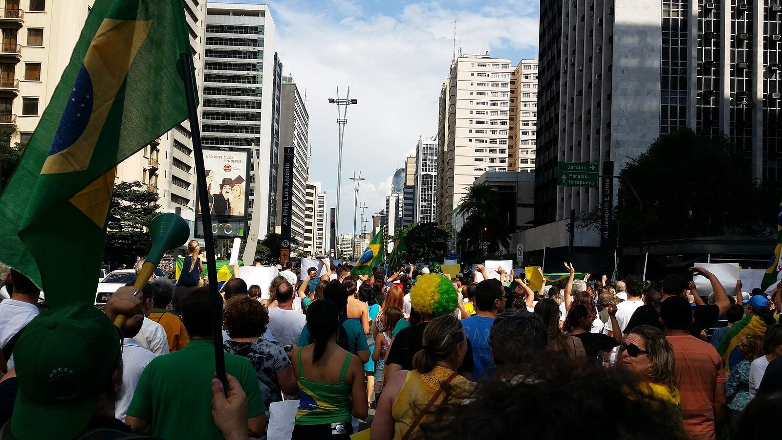 Adriano Jose Reis Martins - Mundo - Casal Estevam e Sonia Hernandes, da Renascer, fecha apoio a Flávio Bolsonaro