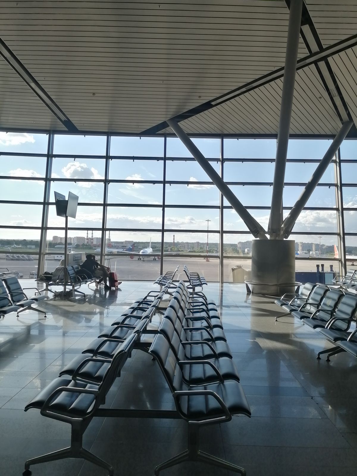 Generous Gin Promove Ativações no Aeroporto de Paris