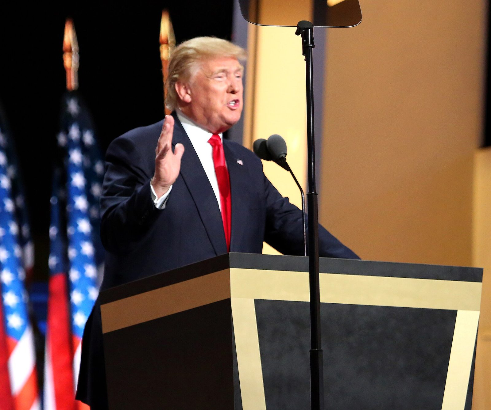 Juíza federal suspende o novo decreto de Trump que restringe a cidadania por nascimento