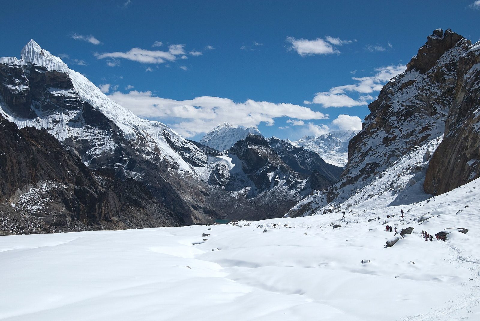 Nepal resgata mulher com vida dez dias após a avalanche que matou mais de 1.300 pessoas