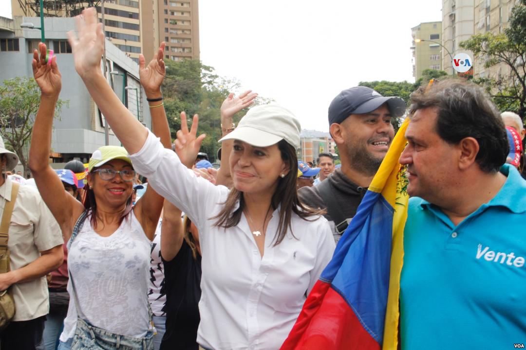 "Precisamos de muito mais do que dinheiro", diz María Corina Machado