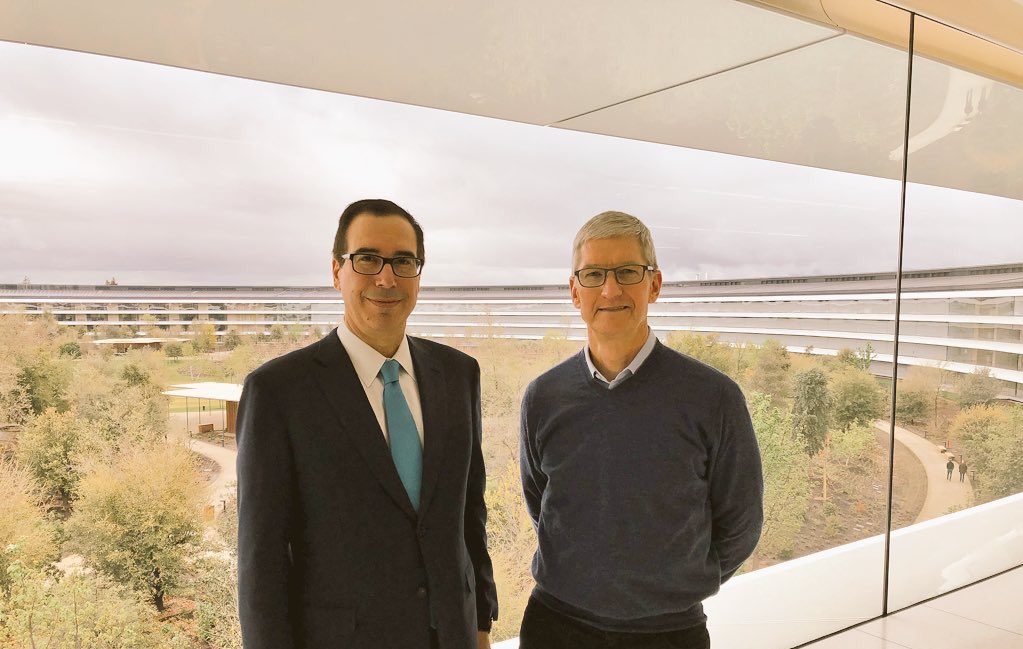 Troca de comando na Apple: John Ternus assume como CEO com salário