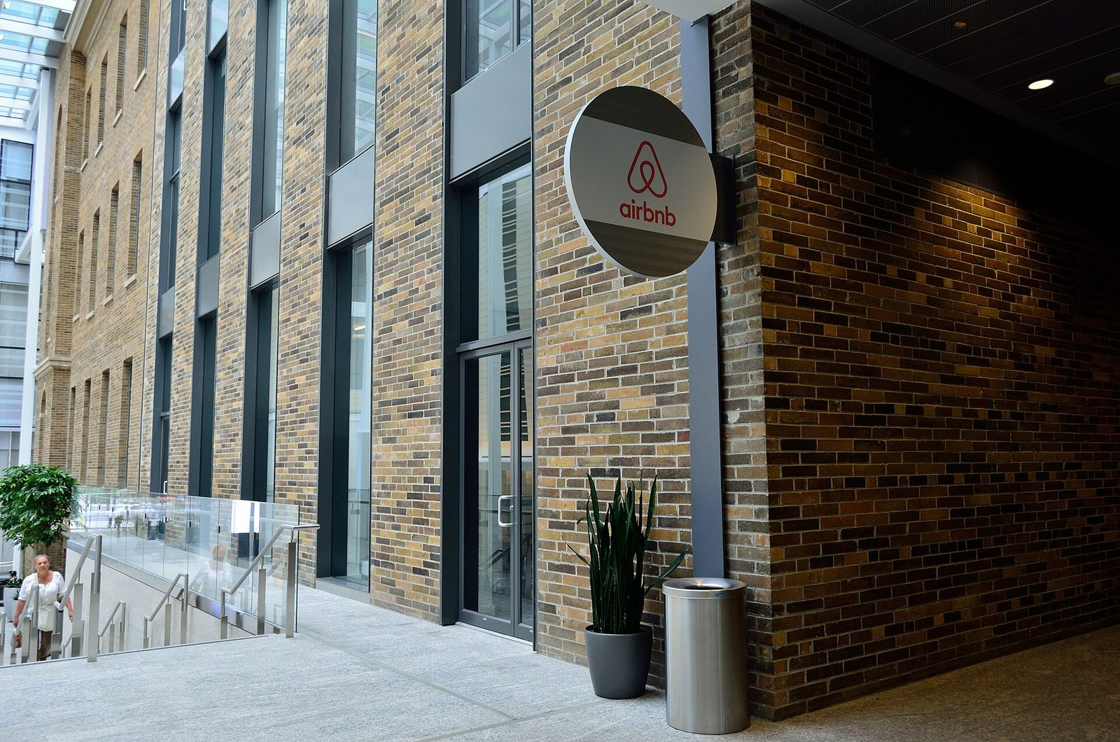 União Europeia prepara lei que permite restringir Airbnb e aluguéis de curta duração onde