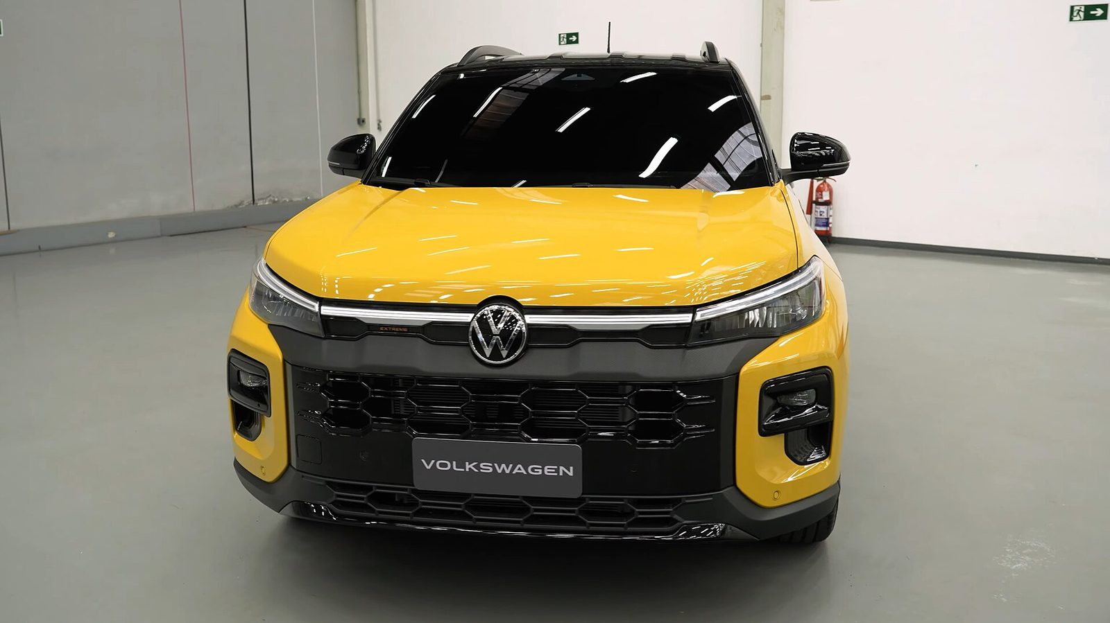 Volkswagen Tukan é flagrada em versão cabine dupla de entrada com rodas de aço e calotas pretas