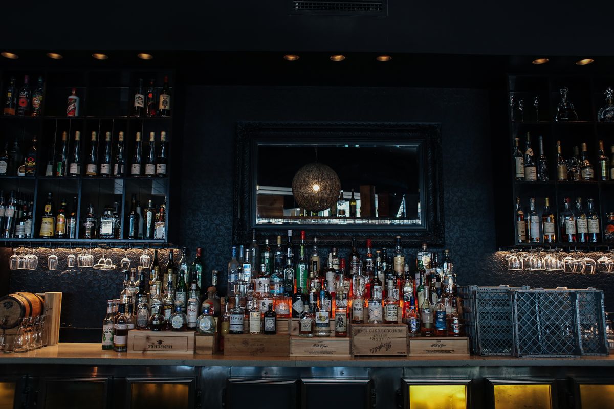 Aviation American Gin Fecha Destilaria e Centro de Visitantes em Portland
