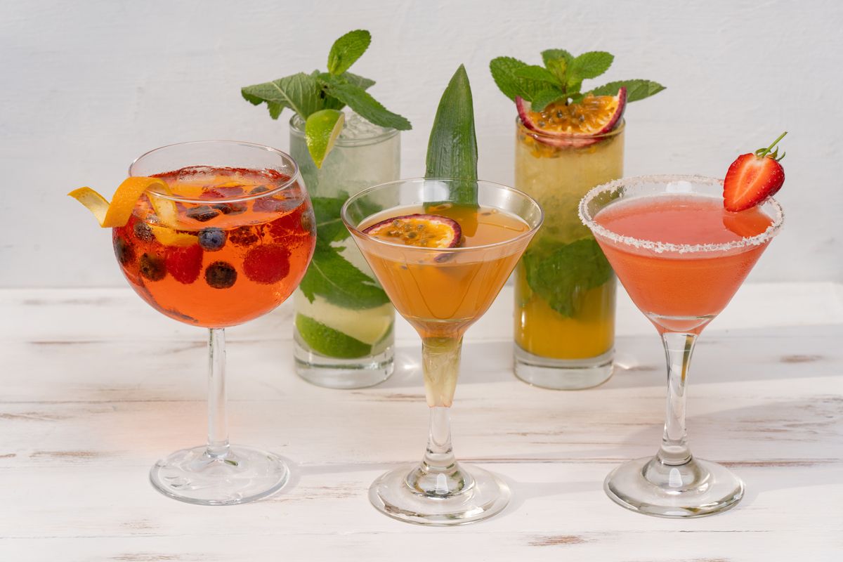 Coquetéis com Apelo Visual Dominam Tendências de Gin em 2026