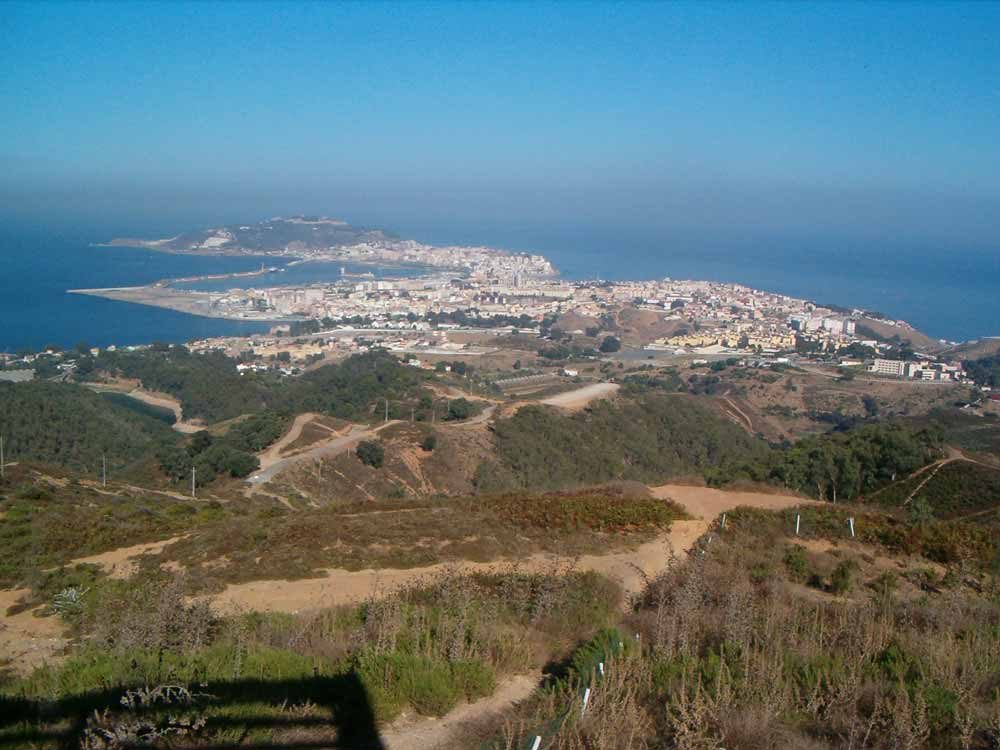 Crise migratória em Ceuta leva milhares às ruas do exclave espanhol no Norte da África e a atos