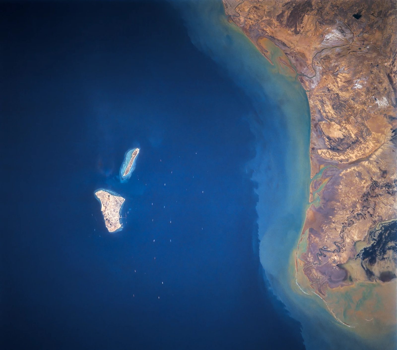Estados Unidos atacam três petroleiros iranianos, um deles ancorado junto à Ilha de Kharg