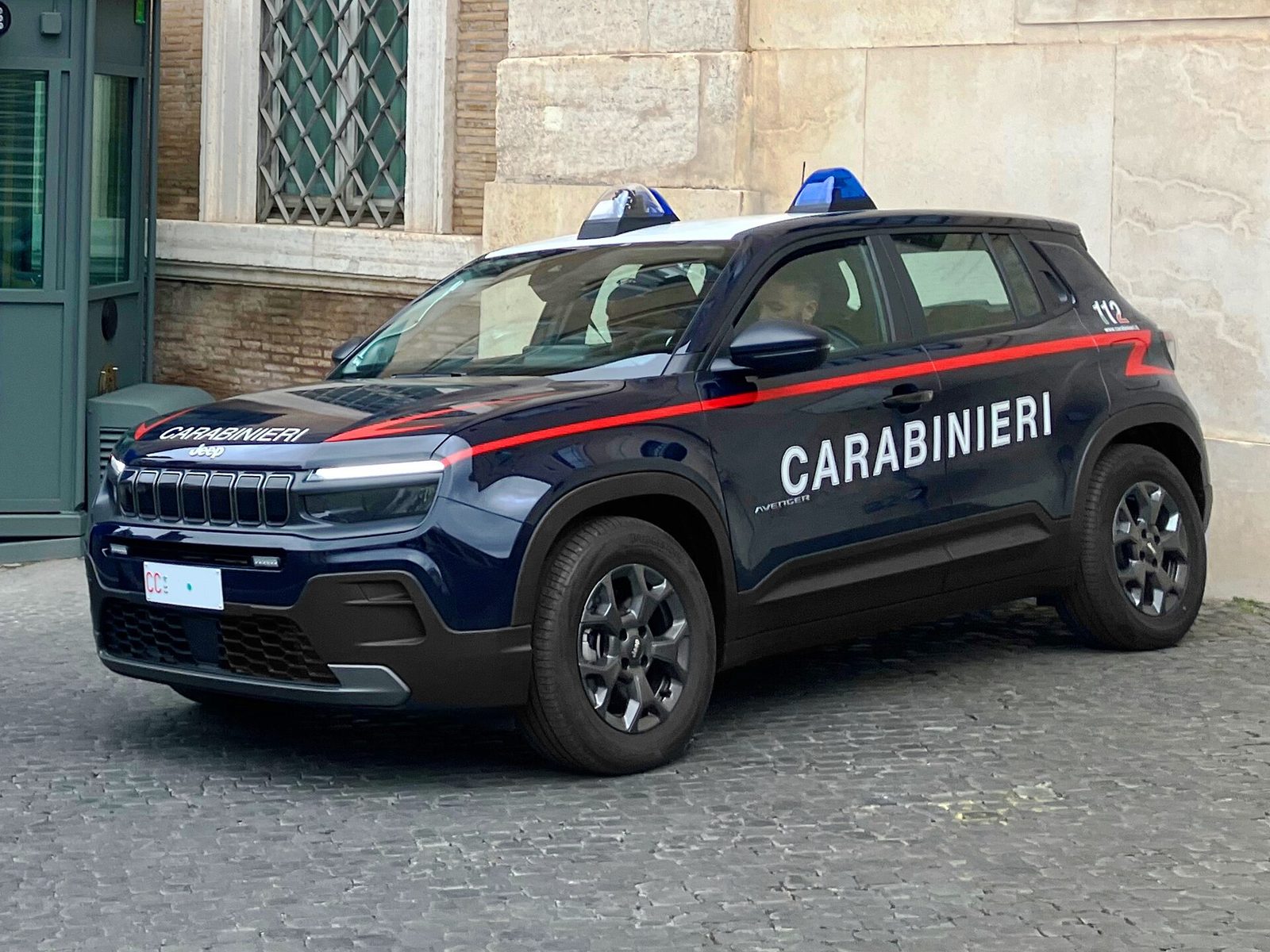 Quatro Rodas de setembro coloca o Jeep Avenger na "sabatina" contra Fiat Pulse