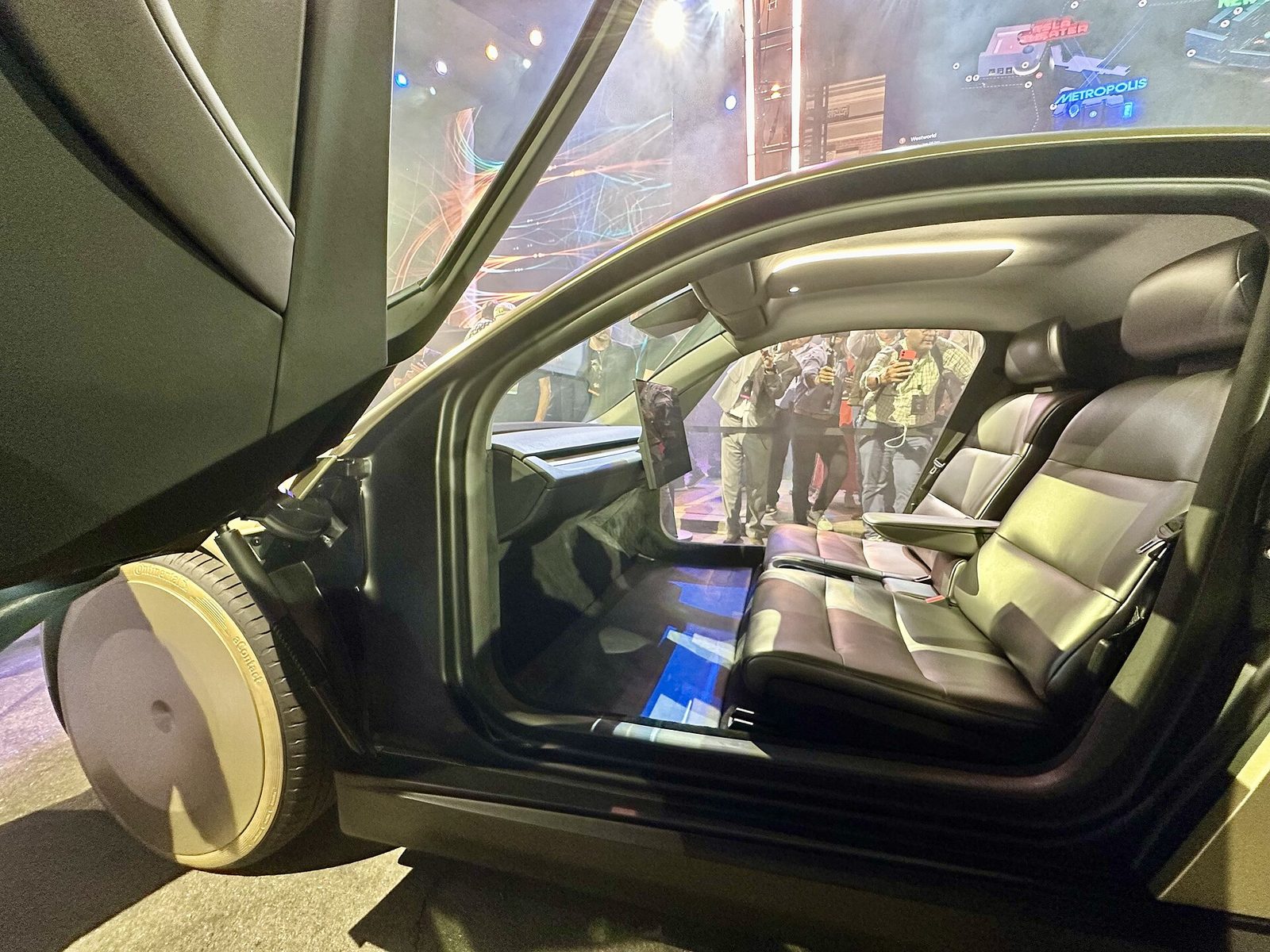 Sem volante nem pedais, o Cybercab da Tesla entra em operação comercial em Austin