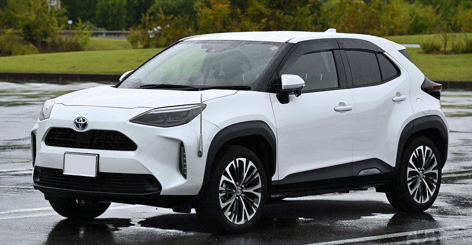Toyota Yaris Cross XR cai para R$ 127.490 em venda direta e fica a R$ 7.500 do Jeep Avenger