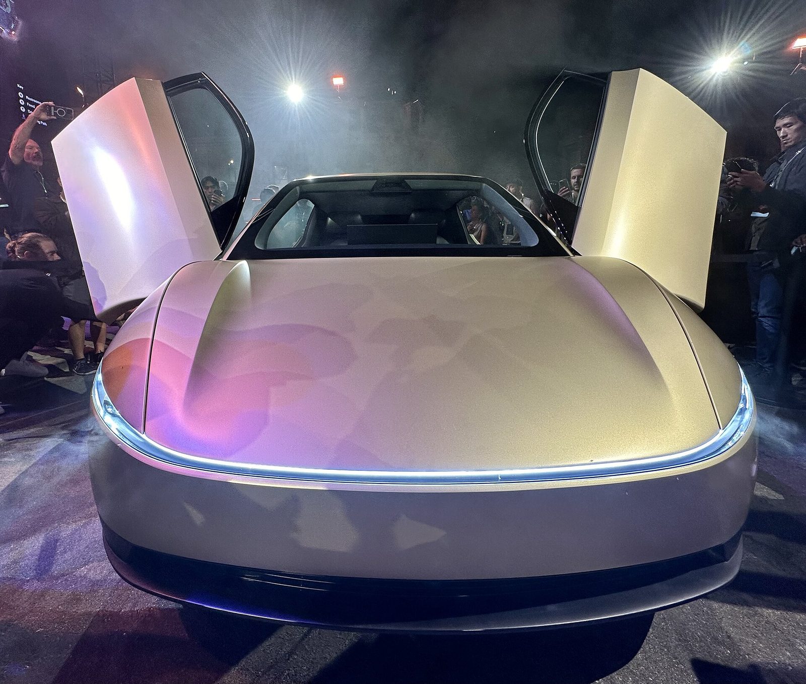 Um dia após estrear robotáxi sem volante em Austin
