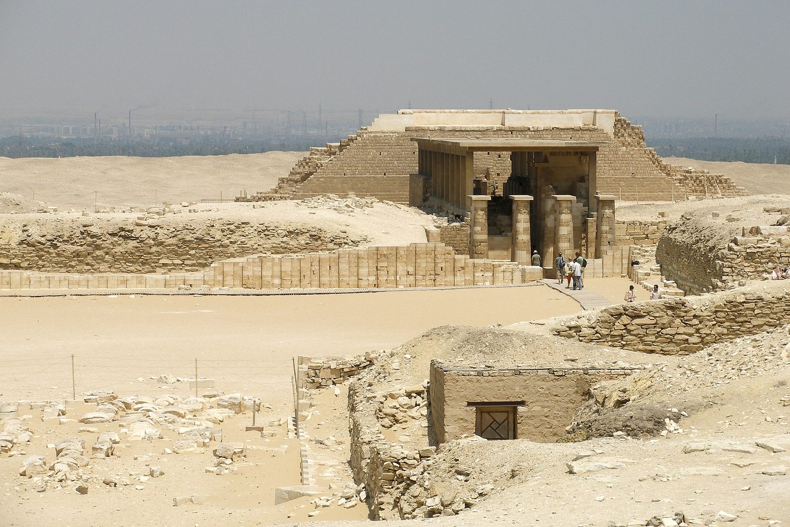 Arqueólogos abrem em Saqqara tumba de 4,7 mil anos de alto funcionário do Reino Antigo