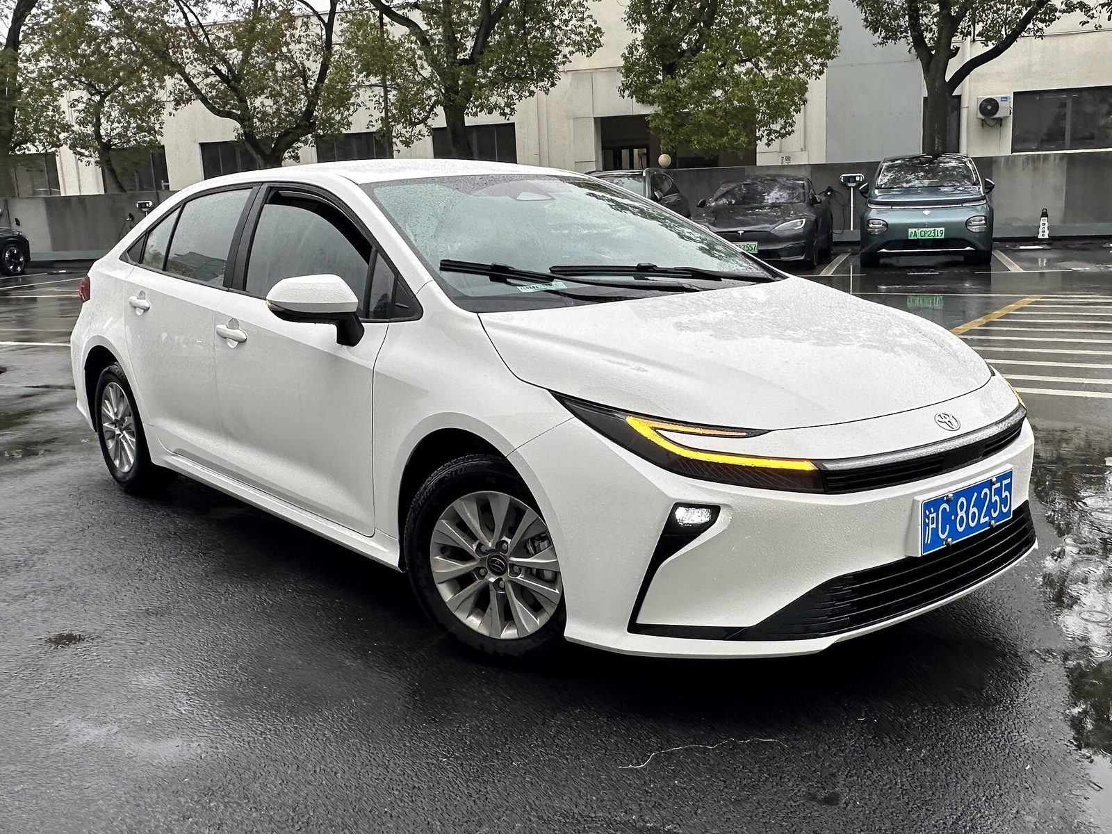 BYD King supera o Corolla pela primeira vez, marcas trocam provocações nas redes
