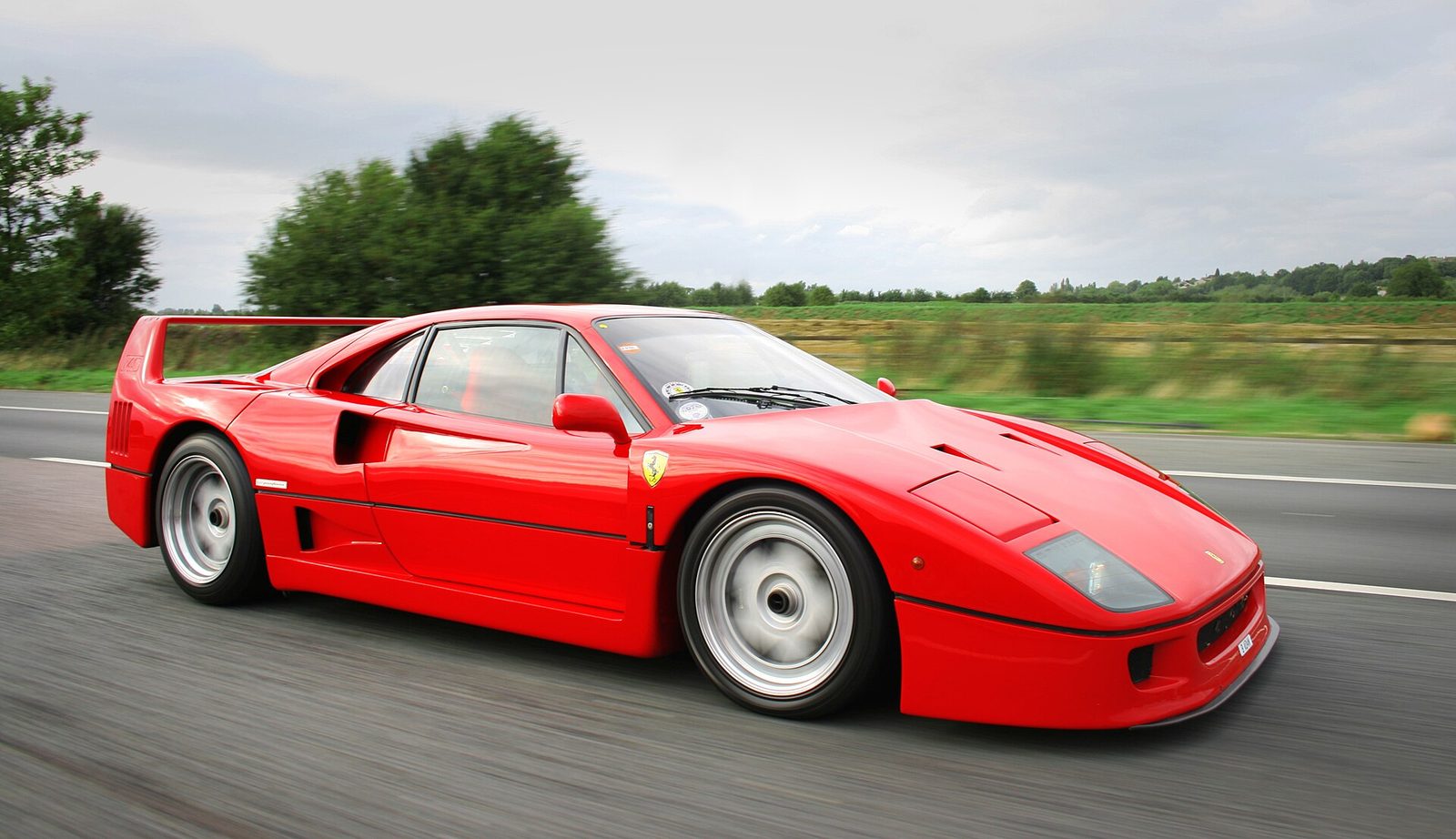 Hamilton chega a Monza de terno e chapéu numa Ferrari F40 que ficou 30 anos parada após rodar 69 km