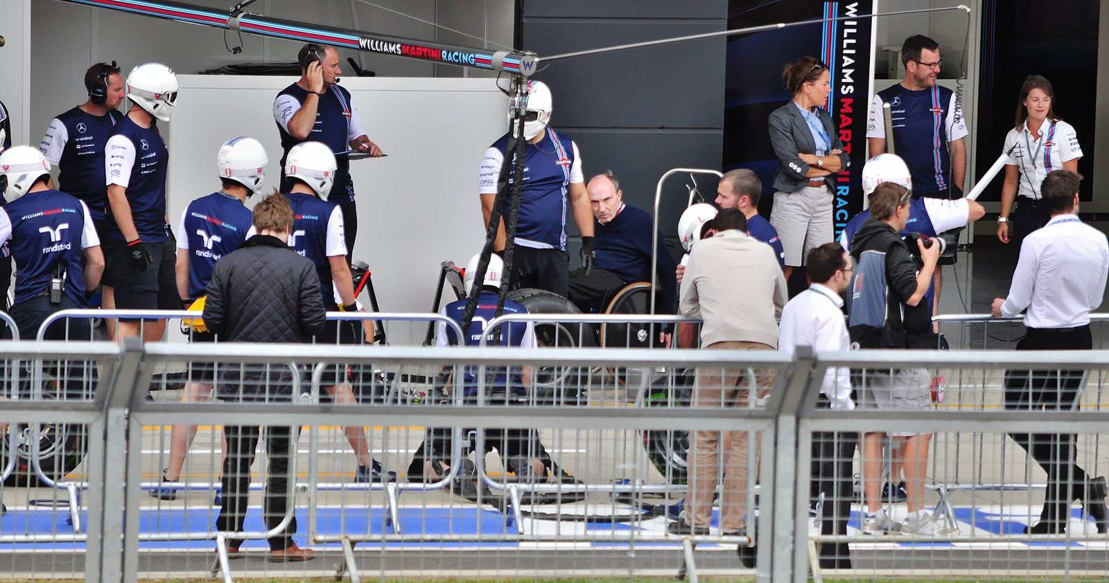 Hamilton e Verstappen quase batem em Monza cinco anos depois da colisão