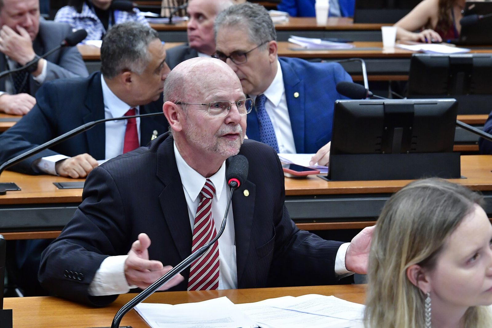 Mesmo sob o gatilho restritivo do arcabouço, governo terá folga