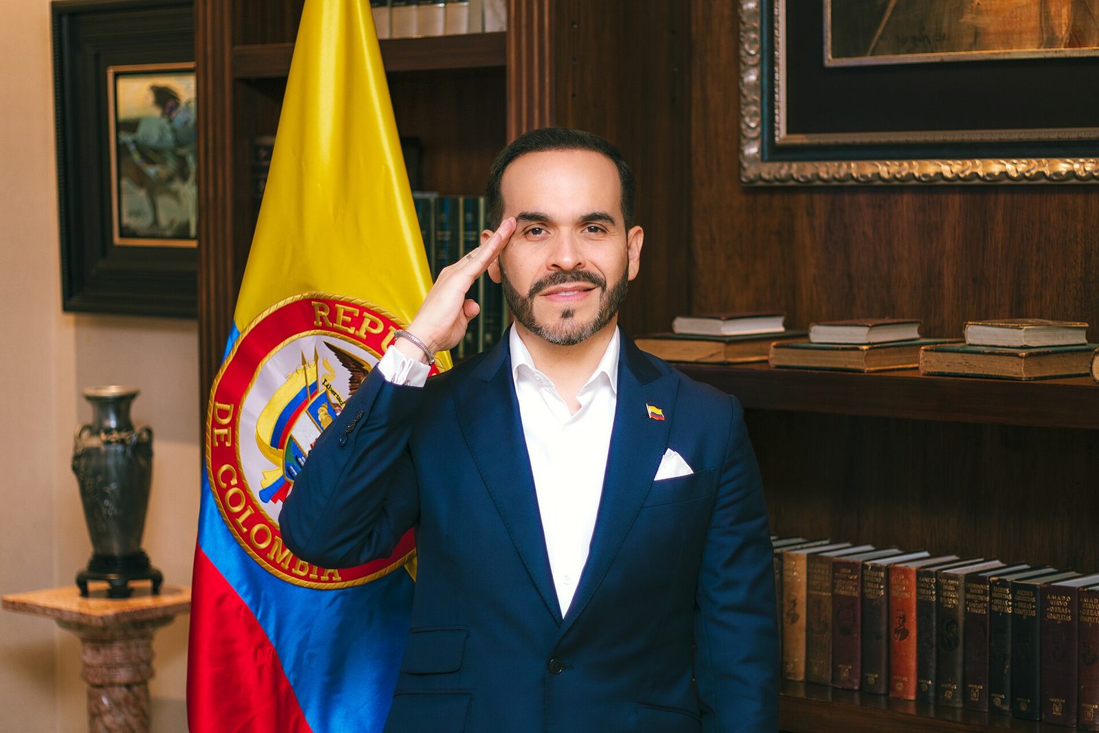 Novo presidente da Colômbia posa ao lado de sacos mortuários