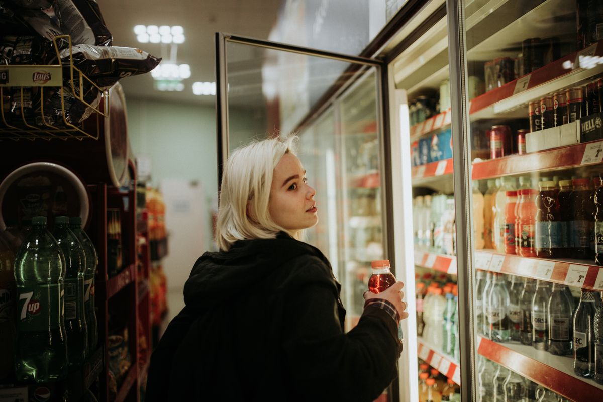 Supermercados do Reino Unido Ampliam Espaço para Destilados Sem Álcool