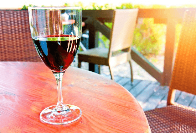 Taça de vinho tinto sobre uma mesa.