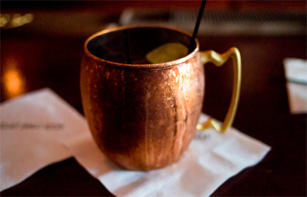 Caneca de cobre com o drink Moscow Mule