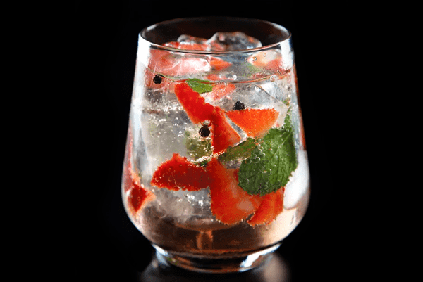 Gin tônica com morango e pimenta-da-jamaica