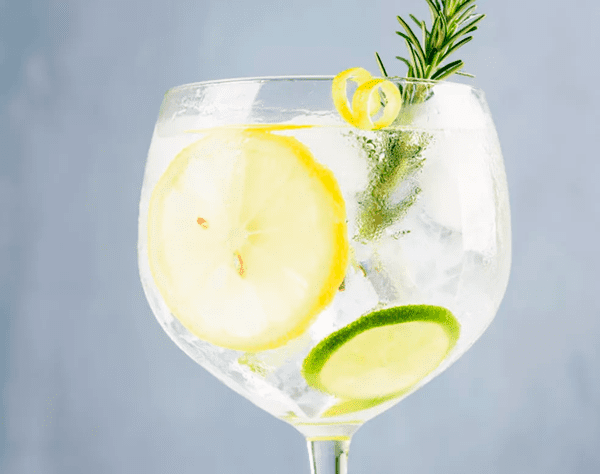 Gin Tônica com limão e alecrim