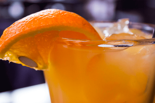 gin tônica com laranja e hibisco