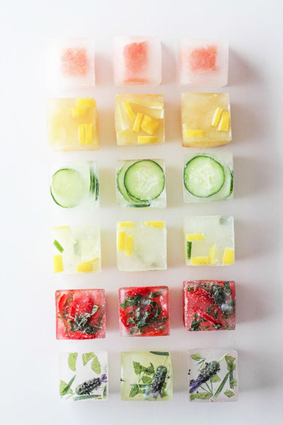 18 cubos de gelo saborizado distribuidos por sabor numa distribuição 6x3