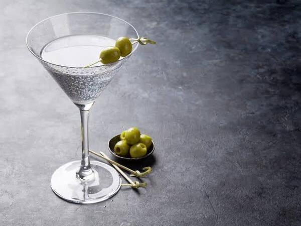 dry martini numa taça característica com azeitonas