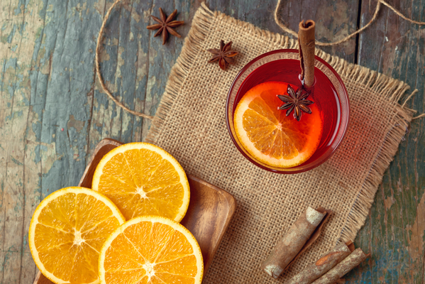 Vinho quente de Natal em uma mesa de madeira rústica. Conceito de férias.