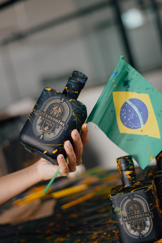 Julgue o gin pela garrafa: conheça a nova versão da garrafa de Mixologist Gin - é do Brasil