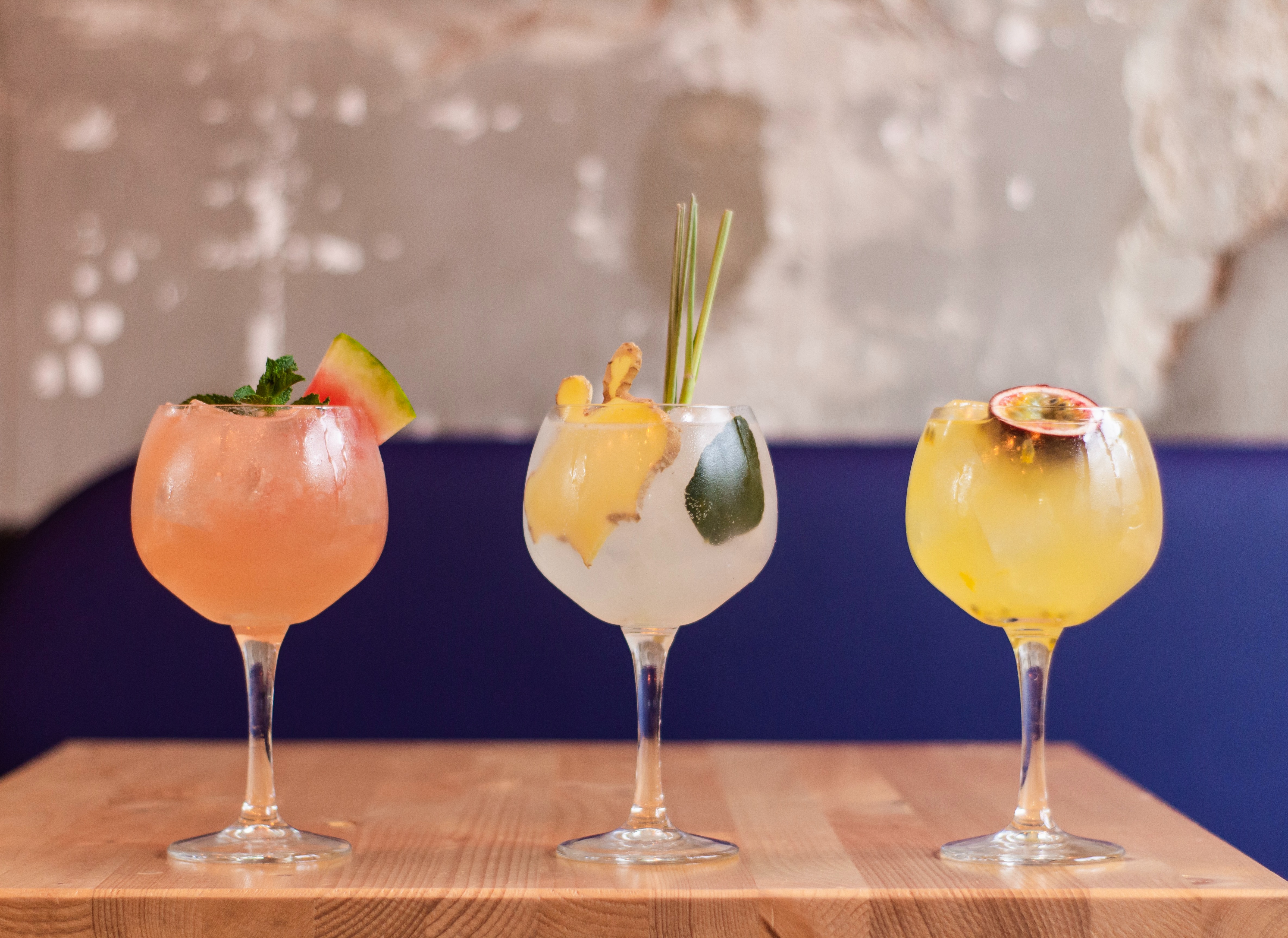 O que colocar no gin: combinações criativas para elevar seus drinks