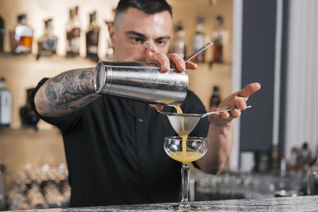 bartender servindo drinks com gin em uma festa