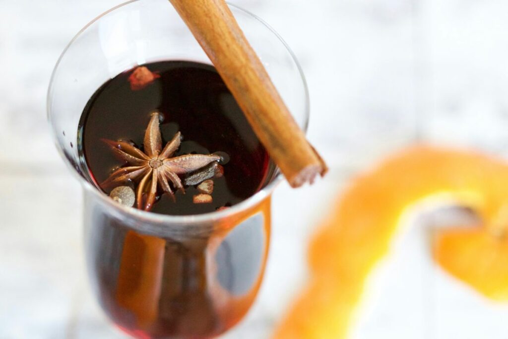 Drink de vinho quente com anis-estrelado visto de cima.